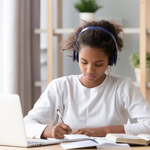 focused-african-american-teenage-girl-wearing